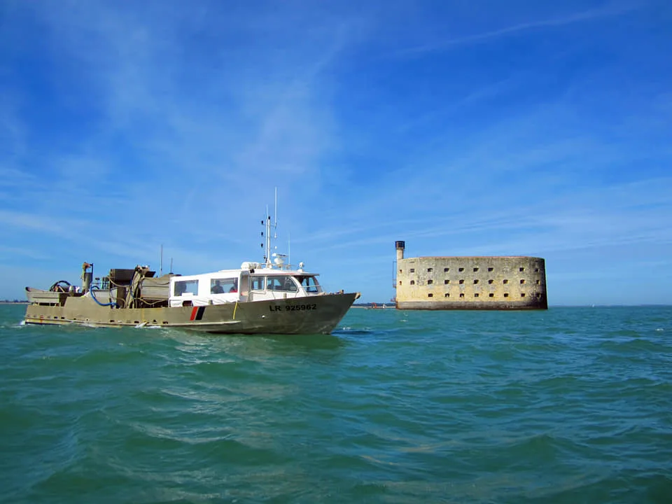 Bateau Capmoules avec Fort Boyard en arrière-plan