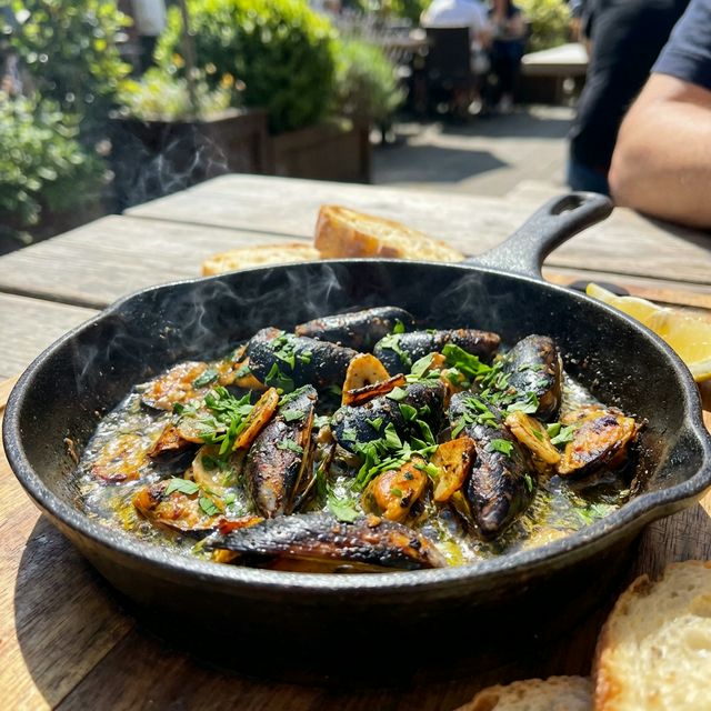 Moules grillées à la plancha avec persillade